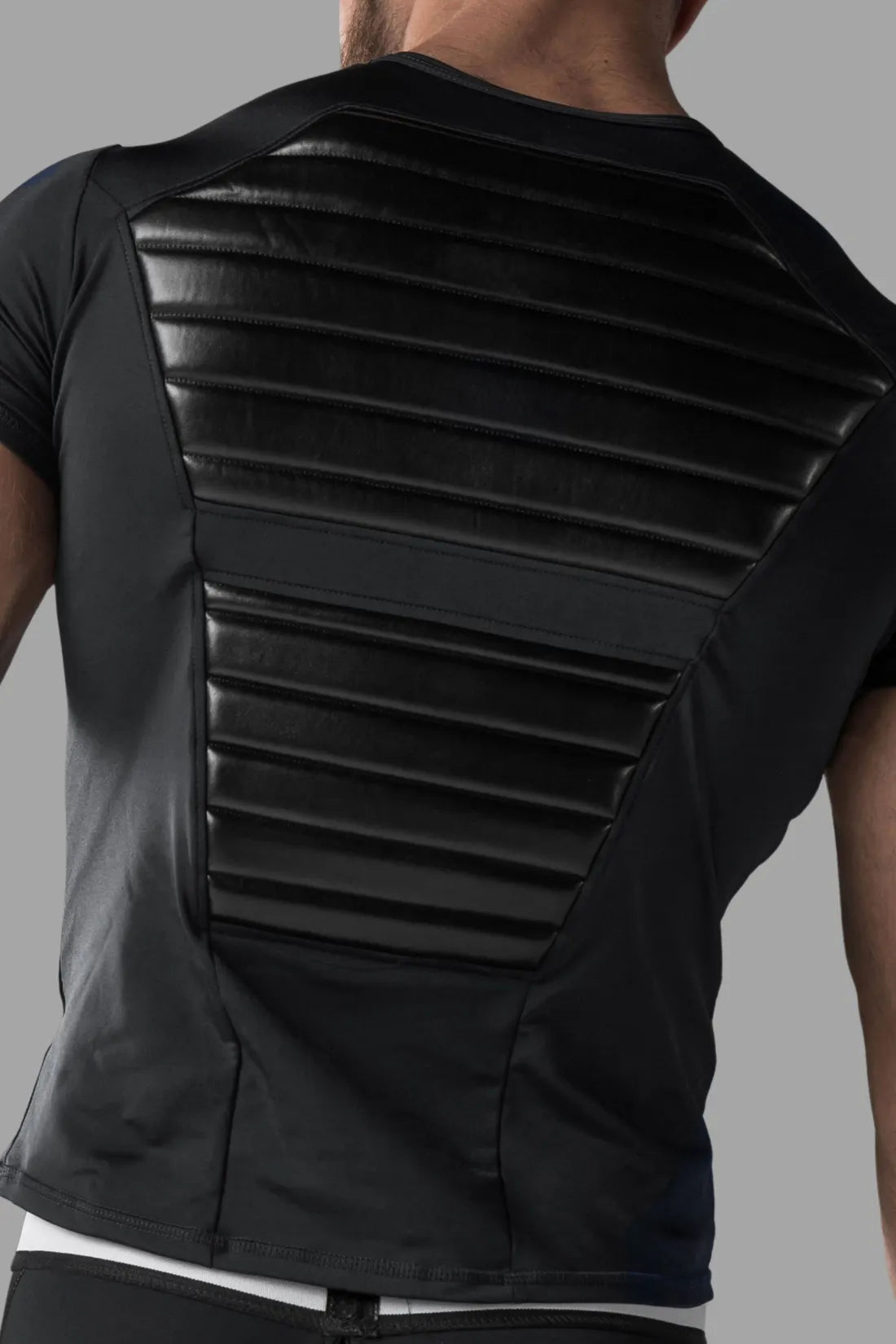 Armored. Heren-T-shirt. Spandex. Voorste pads. Zwart