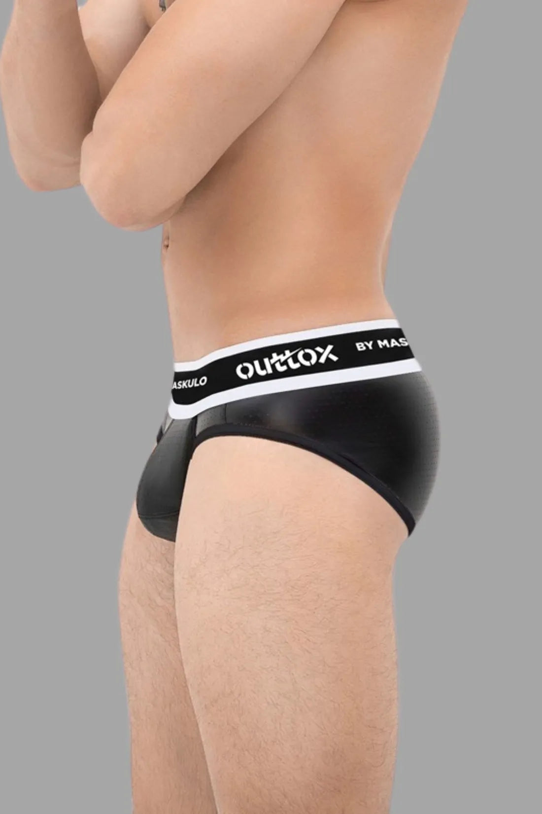 Outtox. Gewickelter Slip mit Druckknopf hinten. Schwarz