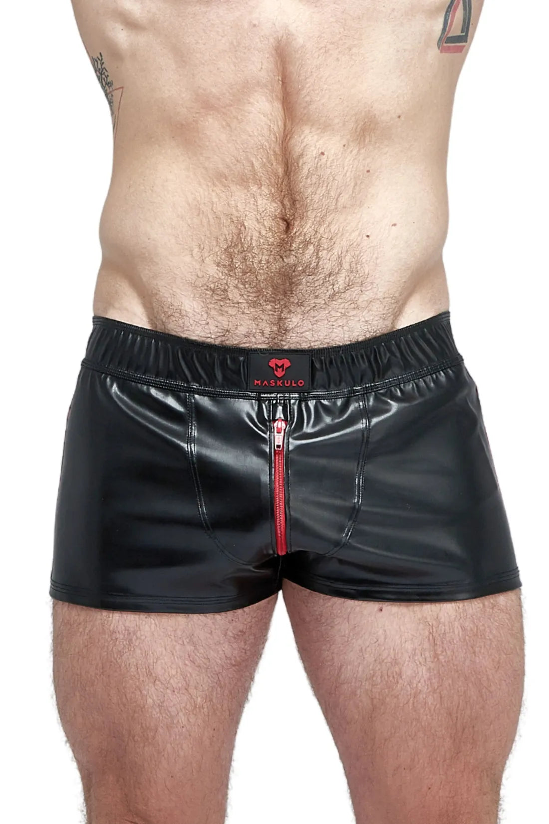 Skulla. Short de jogging en similicuir. Noir et rouge