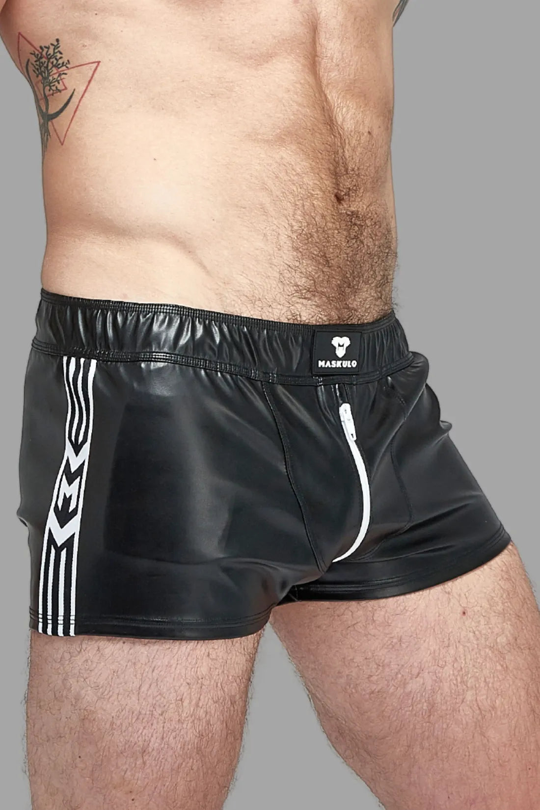 Skulla. Short de jogging en similicuir. Noir et blanc