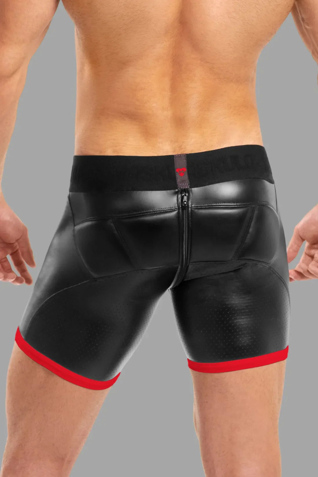 Basic Shorts mit Polstern. Reißverschluss hinten. Schwarz und Rot