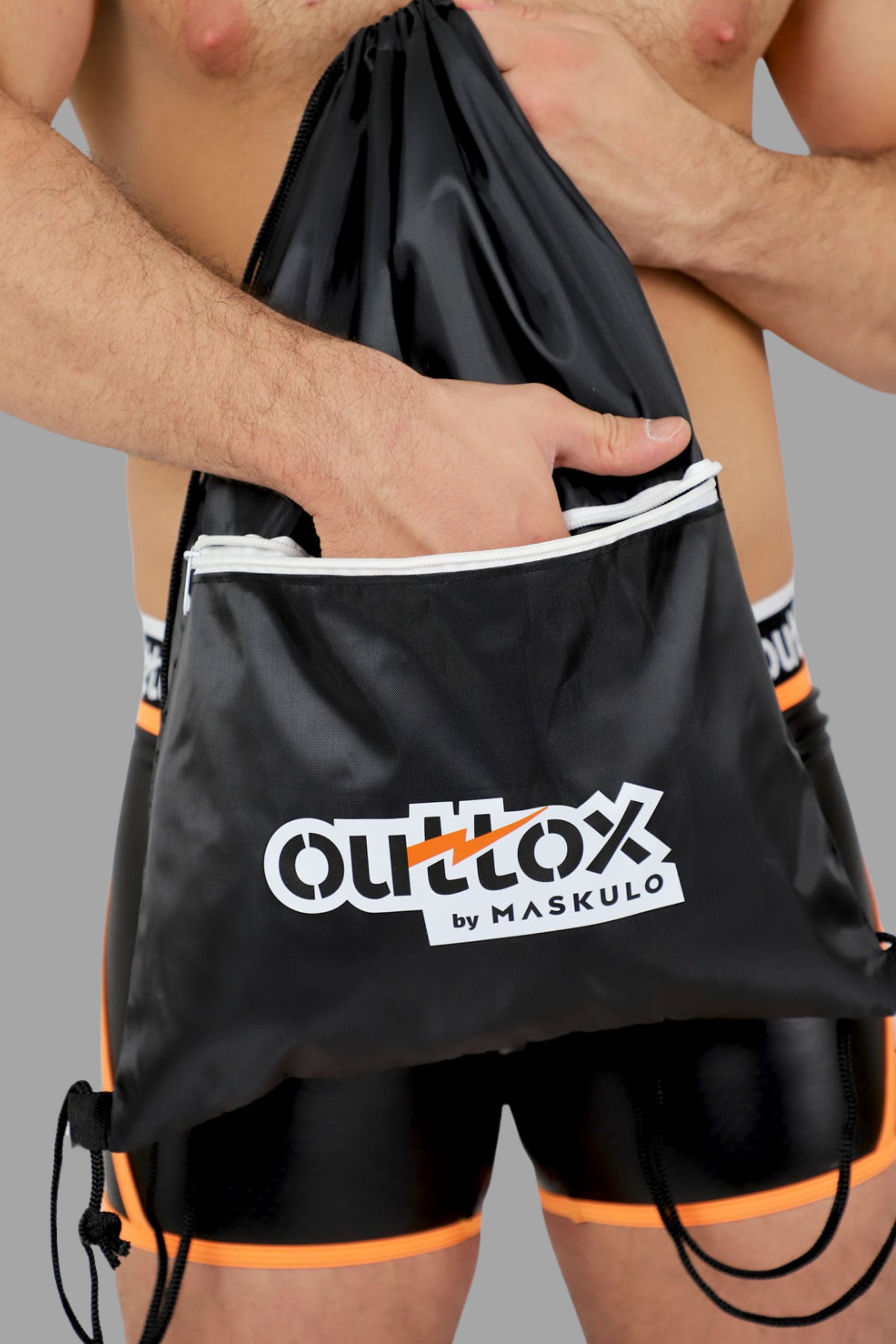 Outtox. Bolsa con cordón. Negro