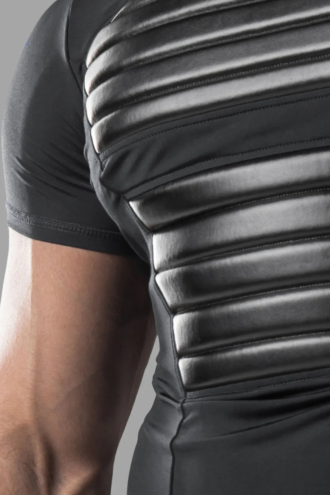 Armored. T-shirt pour hommes. Spandex. Coussinets avant. Noir