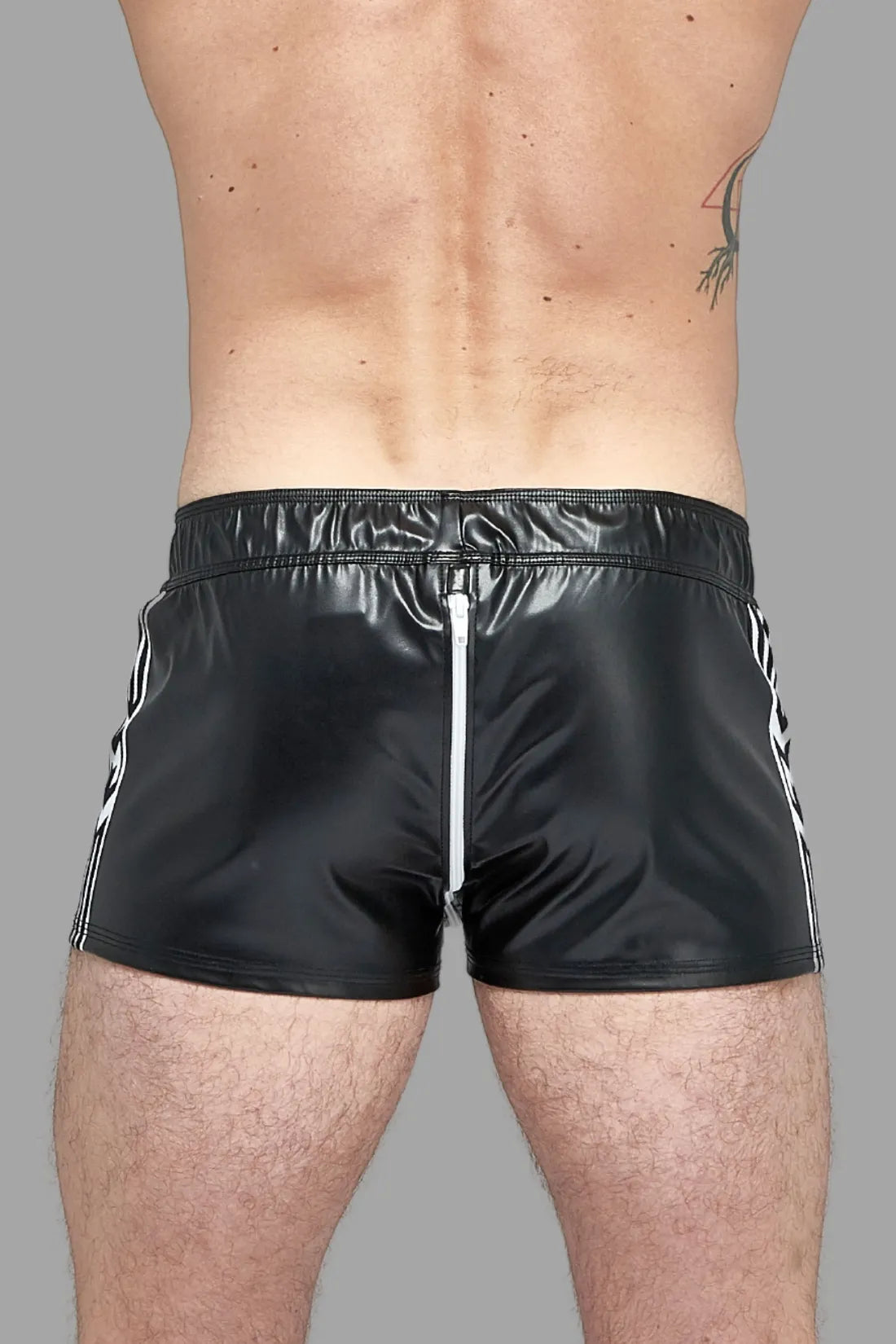 Skulla. Short de jogging en similicuir. Noir et blanc