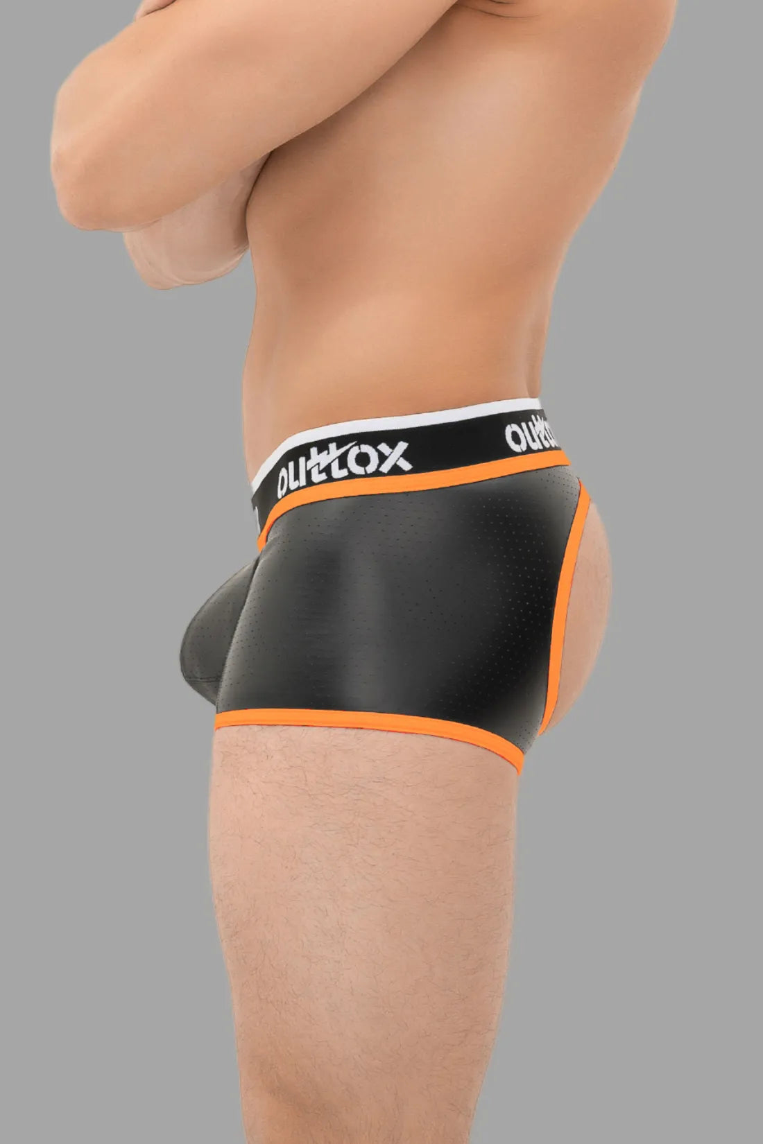 Outtox. Short de coffre arrière ouvert avec braguette à boutons-pression. Noir et orange