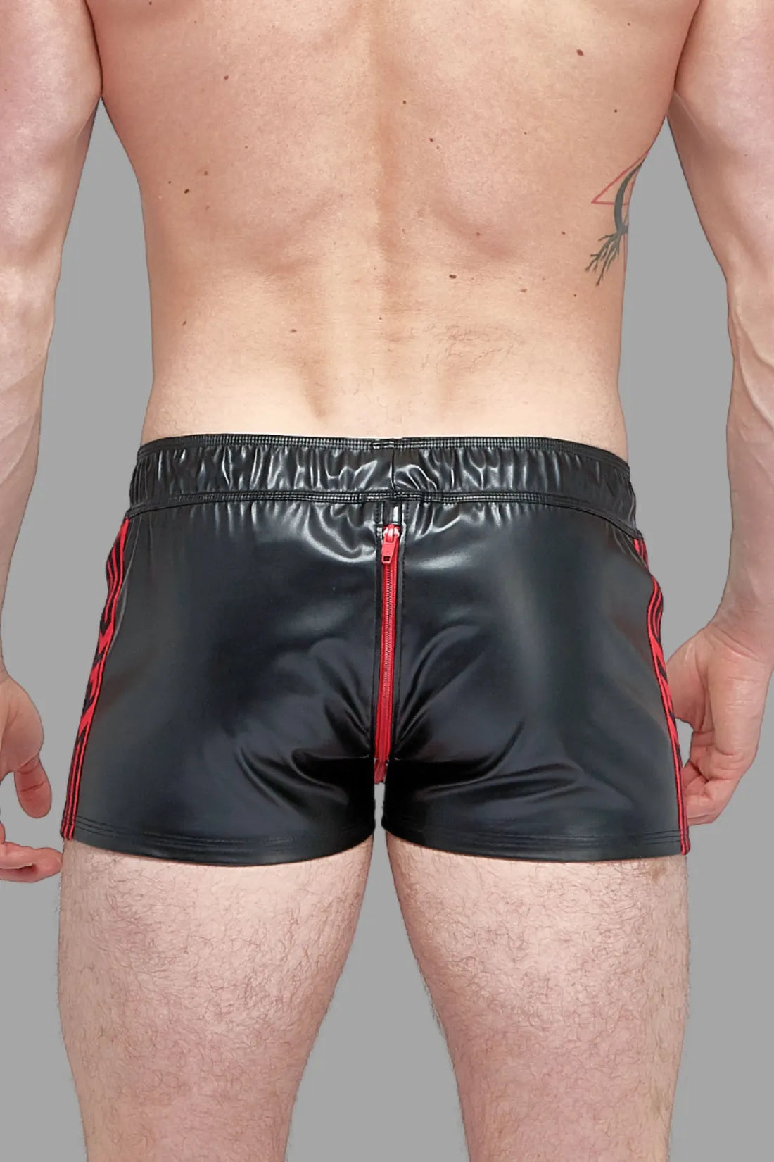 Skulla. Short de jogging en similicuir. Noir et rouge