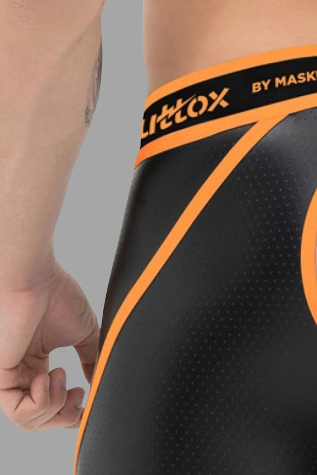 Outtox. Shorts mit offenem Rücken und Druckknopf-Codpiece. Orange „Neon“