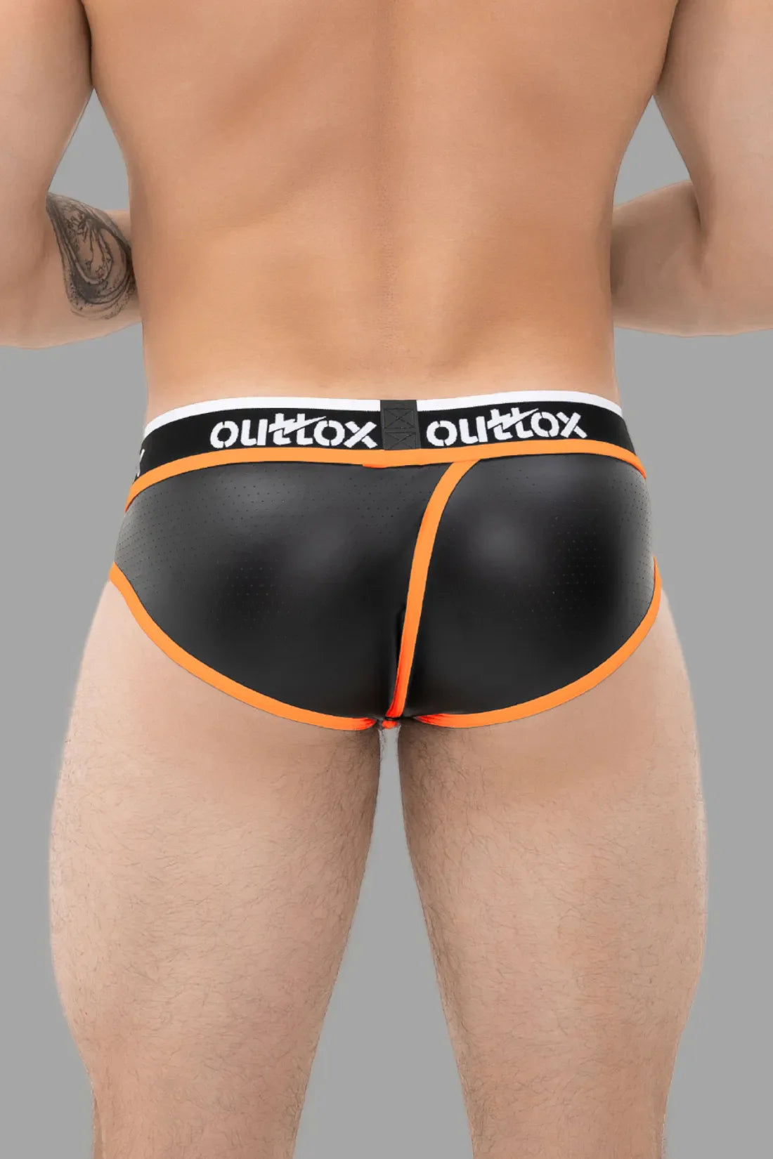 Outtox. Slip arrière enveloppé avec braguette à boutons-pression. Noir et orange