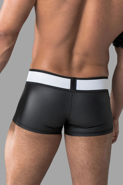 Armored. Shorts in Gummioptik. Abnehmbare Tasche. Schwarz