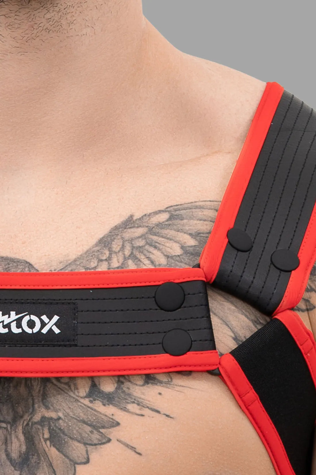 Outtox. Harnais de corps avec boutons-pression. Noir et rouge