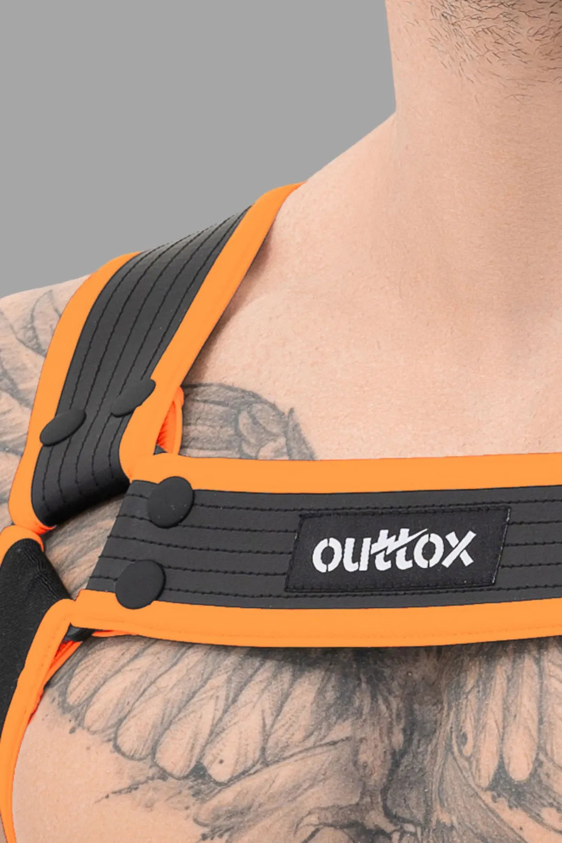 Outtox. Harnais de corps avec boutons-pression. Noir et orange