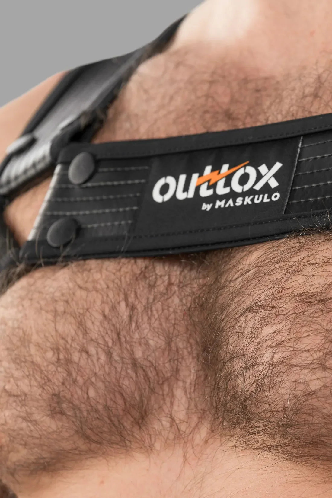 Outtox. Harnais de corps avec boutons-pression. Noir