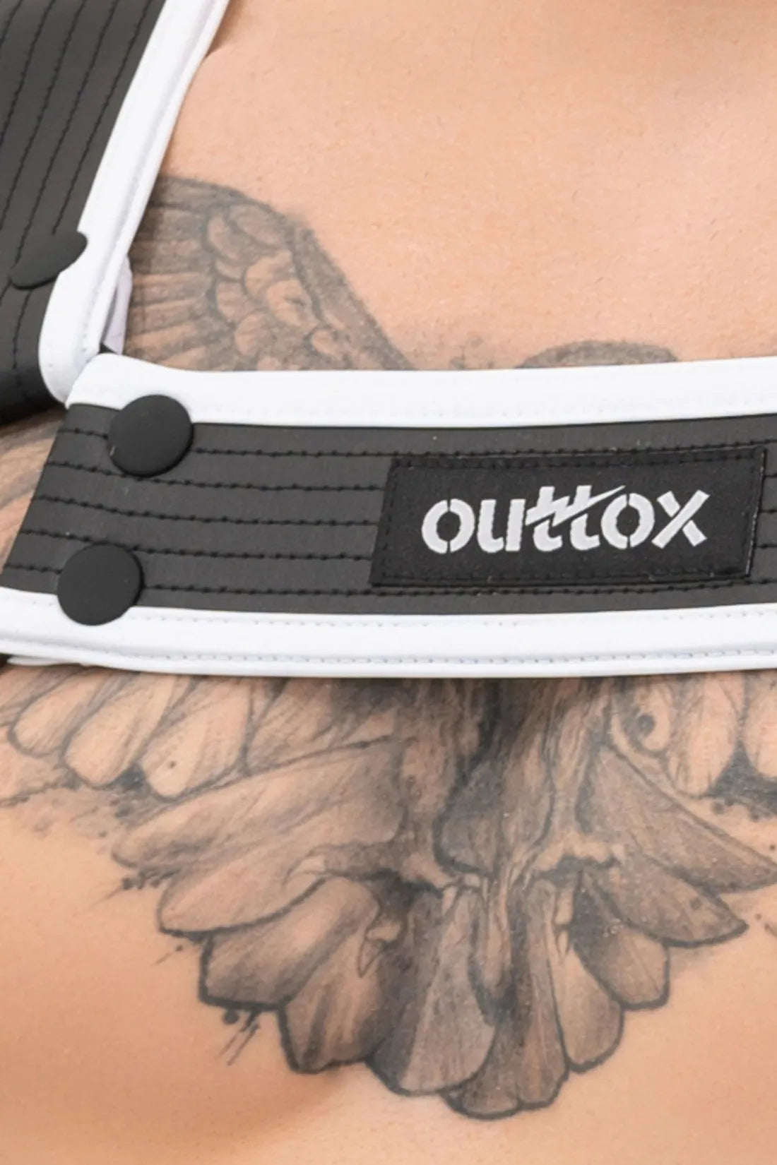 Outtox. Bulldog Harness with Snaps. Black and White