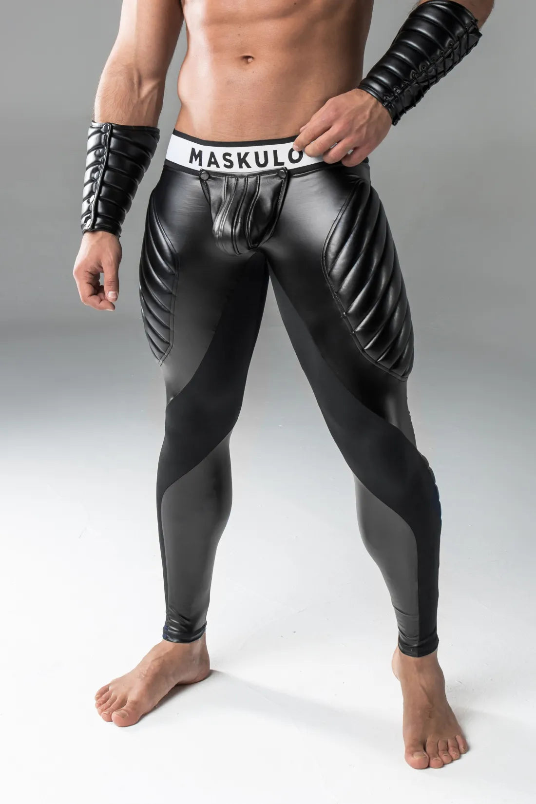 Armored. Leggings fetiche para hombre. Bragueta. Parte trasera con cremallera. Negro