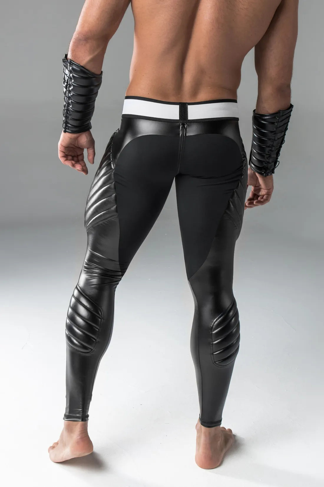 Armored. Leggings fetiche para hombre. Bragueta. Parte trasera con cremallera. Negro